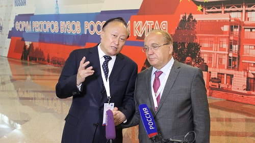 朱书记与萨多夫尼奇校长接受峰会记者采访.JPG