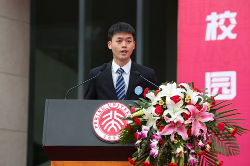 中文系13级谢宇程阳代表中国学生发表感言.JPG 中文系13级谢宇程阳代表中国学生发表感言.JPG