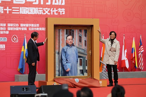 王其钧教授在国际文化节开幕式上向林建华校长赠送专门为北大创作的油画作品《蔡元培》.jpg 王其钧教授在国际文化节开幕式上向林建华校长赠送专门为北大创作的油画作品《蔡元培》.jpg