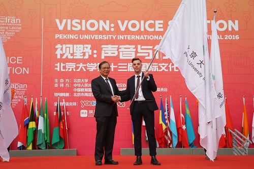 林建华校长向澳大利亚留学生墨达西授予国际文化节旗帜.JPG 林建华校长向澳大利亚留学生墨达西授予国际文化节旗帜.JPG