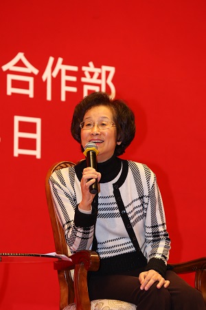 袁明教授与现场同学亲切互动.JPG 袁明教授与现场同学亲切互动.JPG