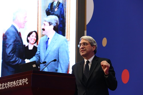 苏必德校长发表演讲.JPG 苏必德校长发表演讲.JPG