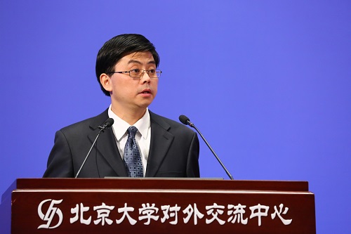 心理学系系主任方方主持演讲会.JPG 心理学系系主任方方主持演讲会.JPG