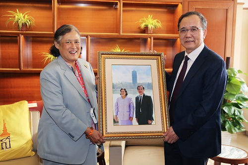 林校长向诗琳通公主殿下赠送礼品.JPG 林校长向诗琳通公主殿下赠送礼品.JPG