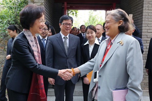 袁明教授欢迎诗琳通公主殿下的到来.JPG 袁明教授欢迎诗琳通公主殿下的到来.JPG