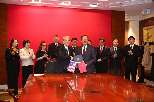 林建华与苏必德签署两校合作协议.JPG 林建华与苏必德签署两校合作协议.JPG