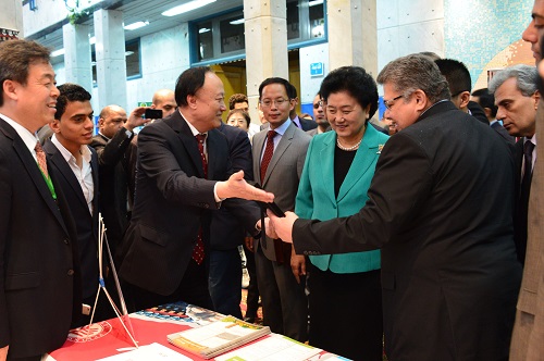 朱善璐书记向刘延东副总理介绍北大展台.JPG 朱善璐书记向刘延东副总理介绍北大展台.JPG