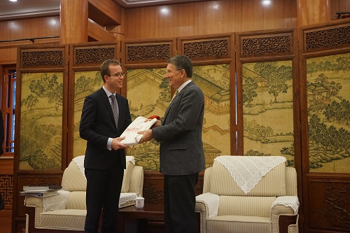 20151217丹麦高等教育和科技部部长来访-互赠礼物.JPG 20151217丹麦高等教育和科技部部长来访-互赠礼物.JPG