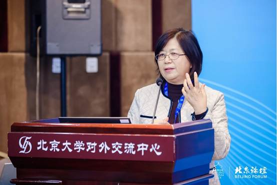 女人站在船上 AI 生成的内容可能不正确。