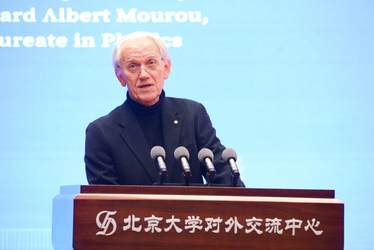 诺贝尔物理学奖得主杰哈·阿尔贝特·穆鲁访问北京大学