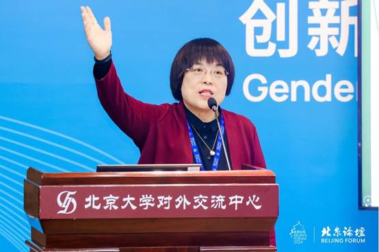穿着蓝色衣服的小孩 AI 生成的内容可能不正确。