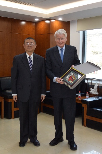王杰副校长向格里姆松阁下赠送纪念品.JPG 王杰副校长向格里姆松阁下赠送纪念品.JPG