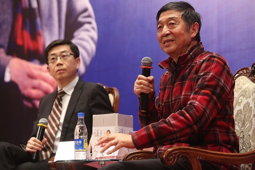 翟崑教授主持互动环节.JPG 翟崑教授主持互动环节.JPG