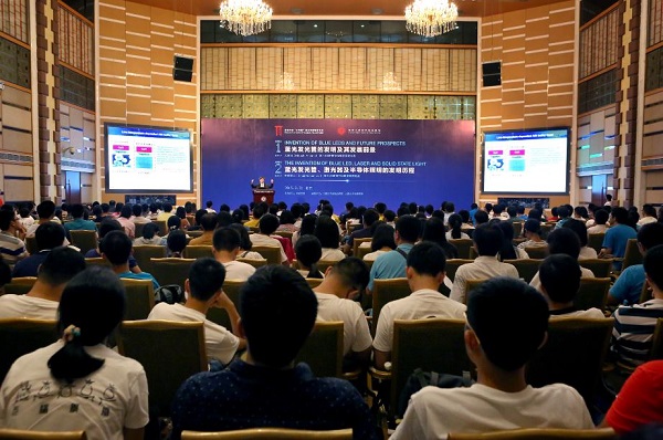 15090801座无虚席的演讲现场.jpg 15090801座无虚席的演讲现场.jpg