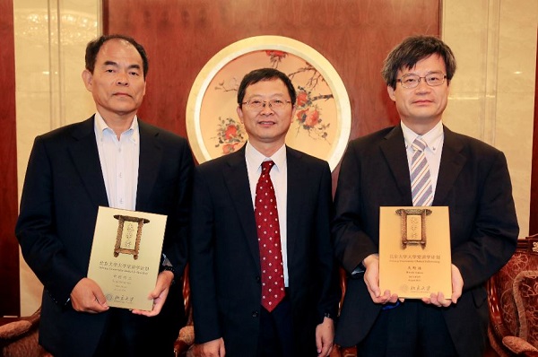 15090804副校长高松院士向天野浩教授及中村修二教授颁发“大学堂”顶尖学者铜牌.jpg 15090804副校长高松院士向天野浩教授及中村修二教授颁发“大学堂”顶尖学者铜牌.jpg