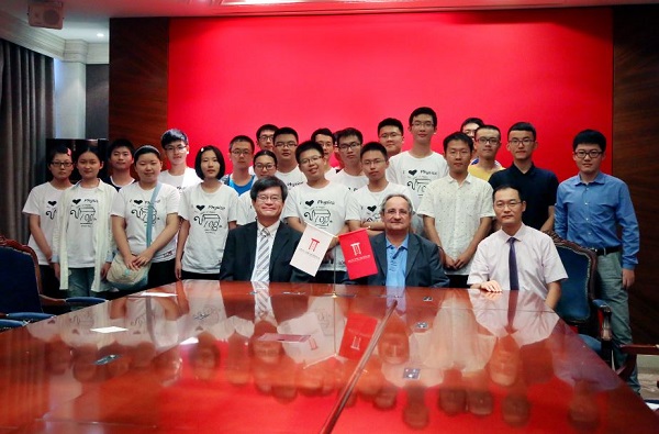 15090805天野浩教授参加与北大物理学院师生的座谈.jpg 15090805天野浩教授参加与北大物理学院师生的座谈.jpg