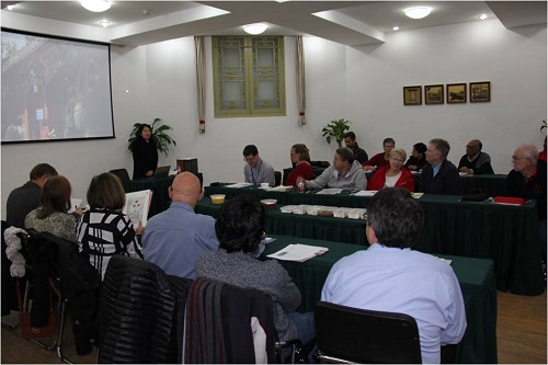 图1外籍教师观看〈舌尖上的北大〉美食纪录片.jpg 图1外籍教师观看〈舌尖上的北大〉美食纪录片.jpg